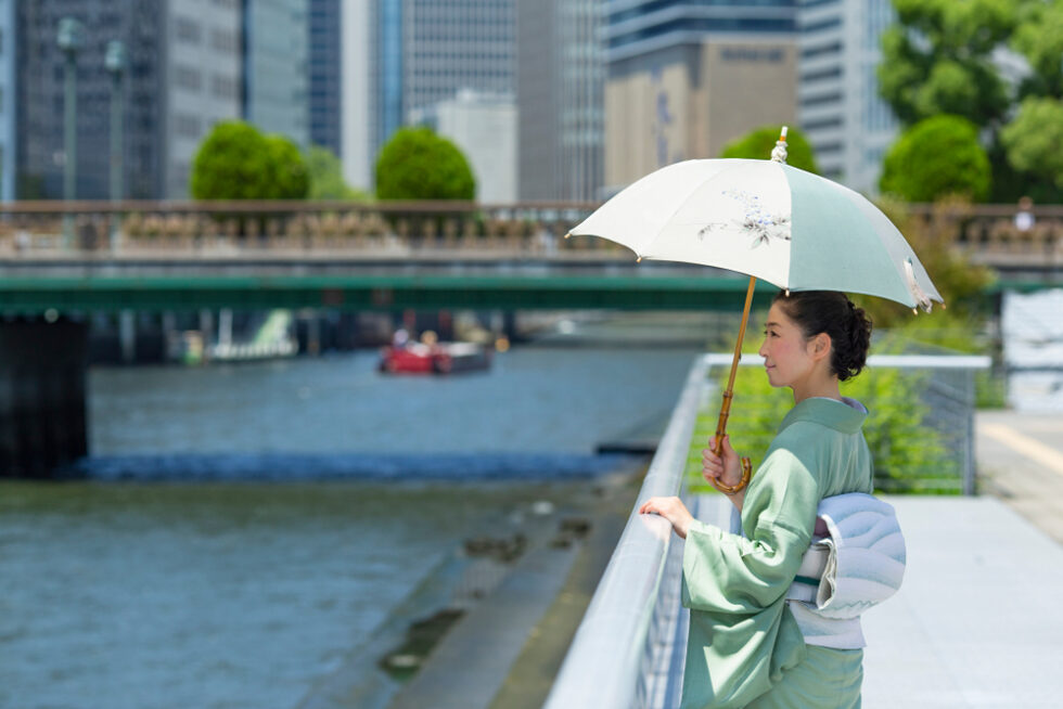 日傘をさす着物の女性