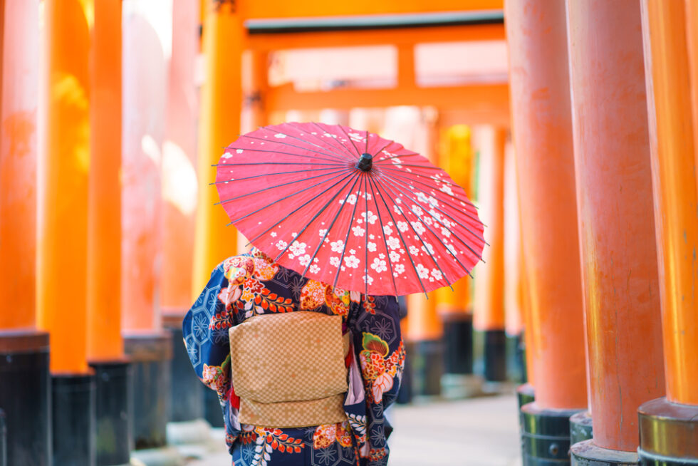 和傘を差した女性