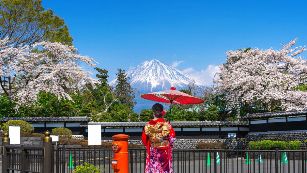 着物の女性と富士山