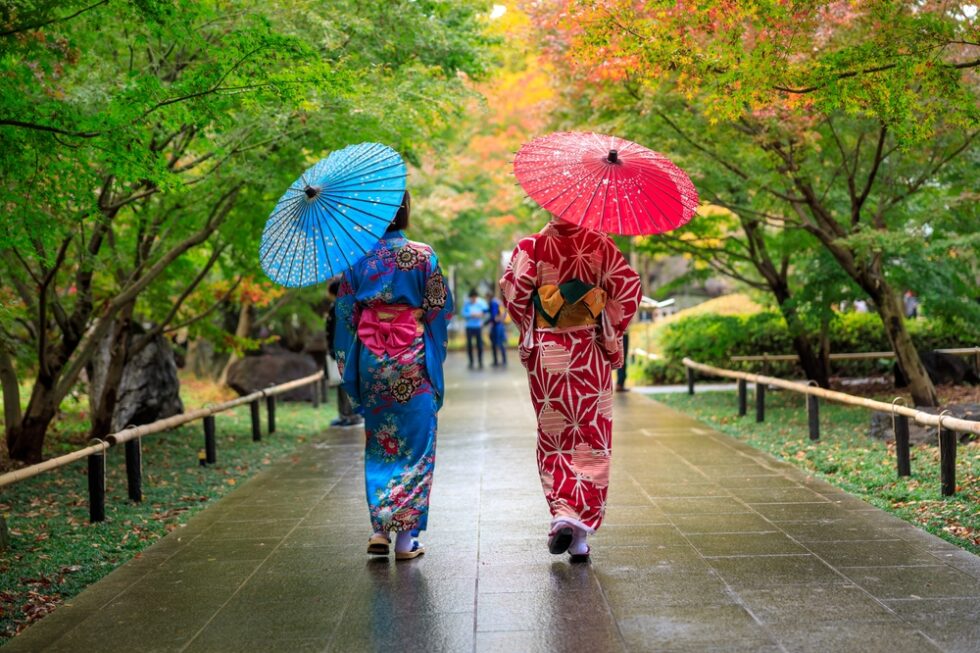 傘をさす着物の女性2人
