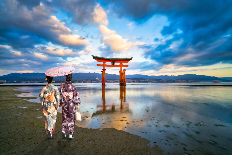 厳島神社の鳥居を見る着物の女性2人